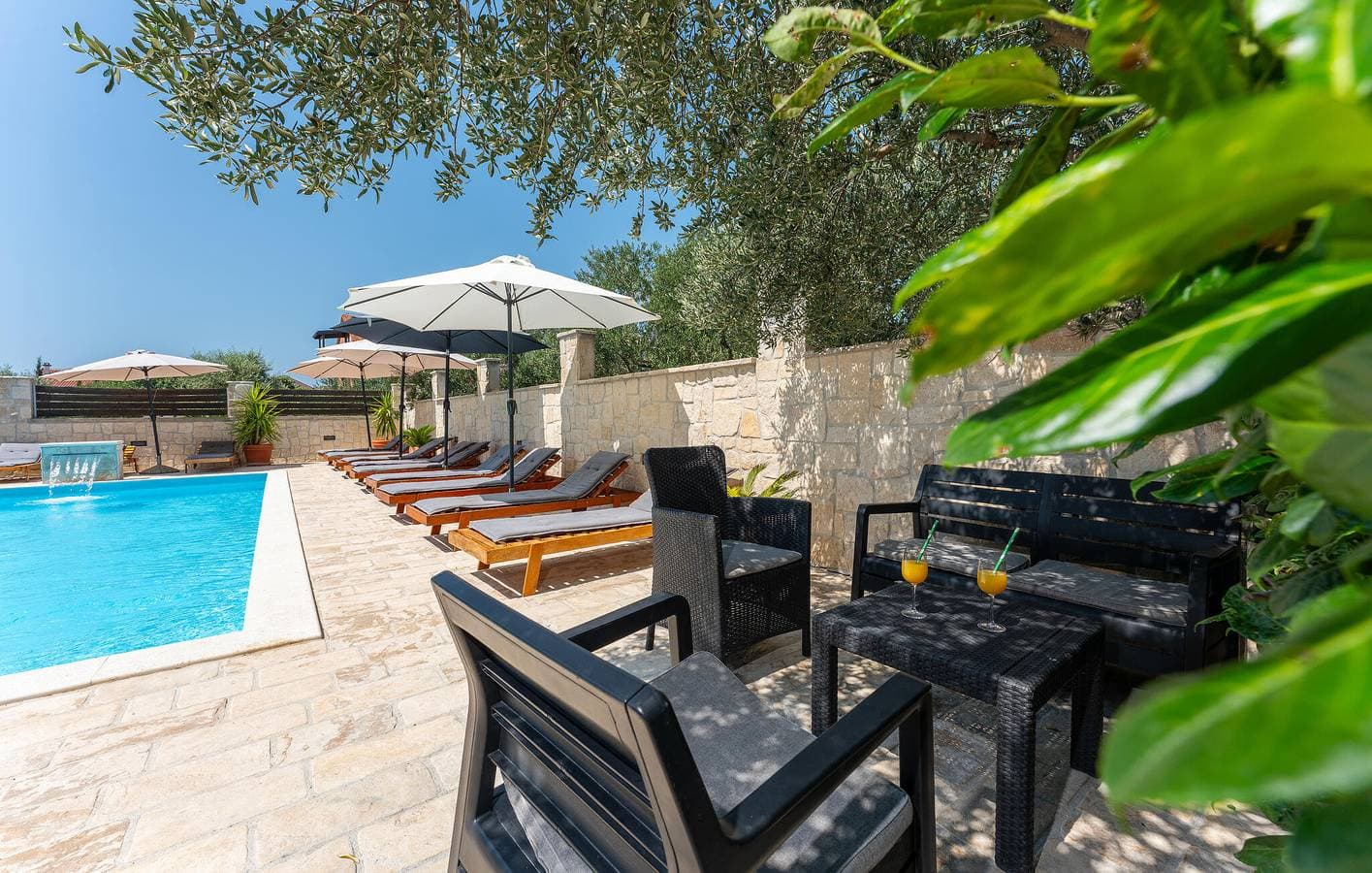 Foto 10 von 25: Reizende Ferienwohnung mit Pool und Terrasse, 1,5 km vom Strand Pod Vruljom entfernt