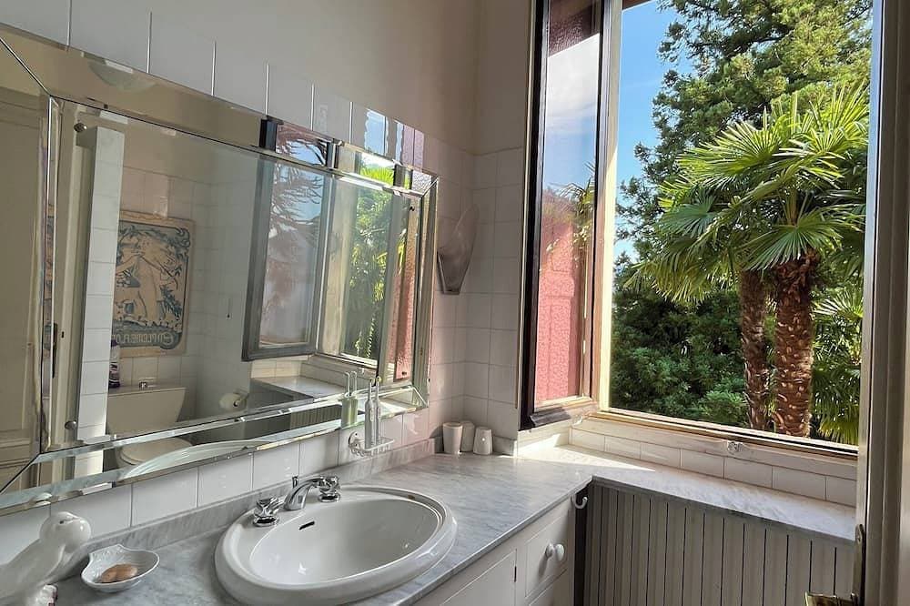 Foto 9 von 30: Stunning Lake Maggiore Villa, pool and panoramic views, timeless Italian charm