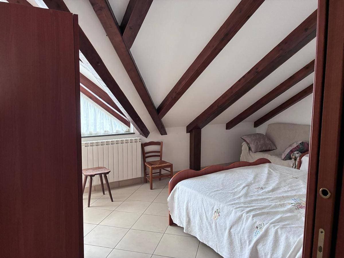 Foto 2 von 32: Two-Bedroom Apartment with Mountain View