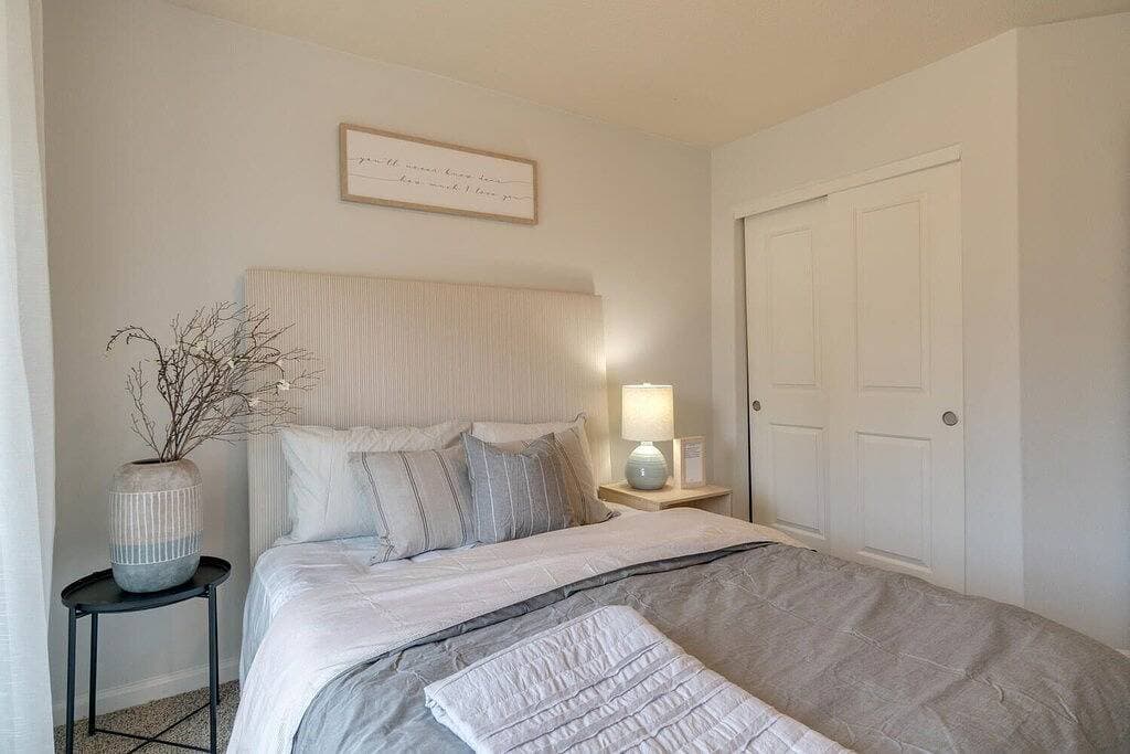 Foto 6 von 28: Stylish Entire Townhome w/ greenspace throughout!! Serene!