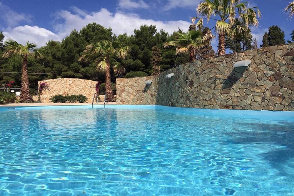 Apartment im ersten Stock in Residenz mit Pool 1