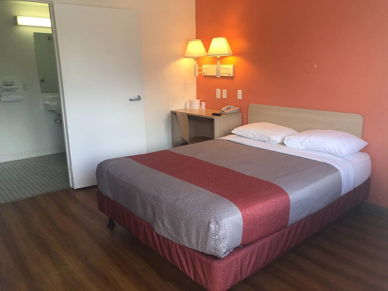 Foto 11 von 24: 1 Doppelbett | Barrierefrei/Badewanne