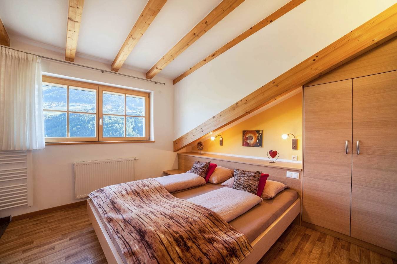 Foto 13 von 29: Ferienwohnung "Feldhof Apfeltraum" mit Salzwasser Pool, Panoramaliegewiese und Balkon