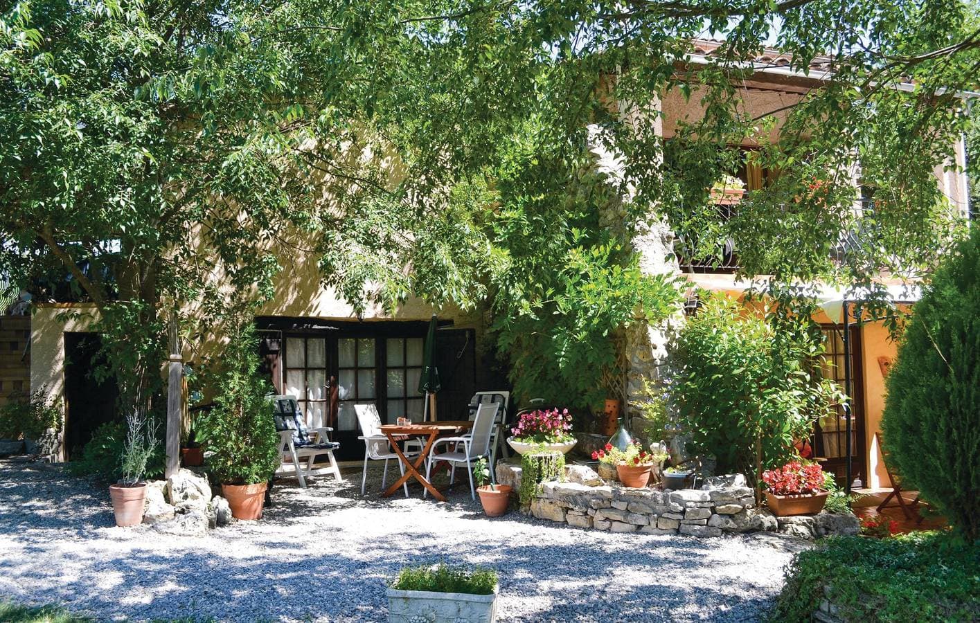 Appartement am Fluss mit Pool 1