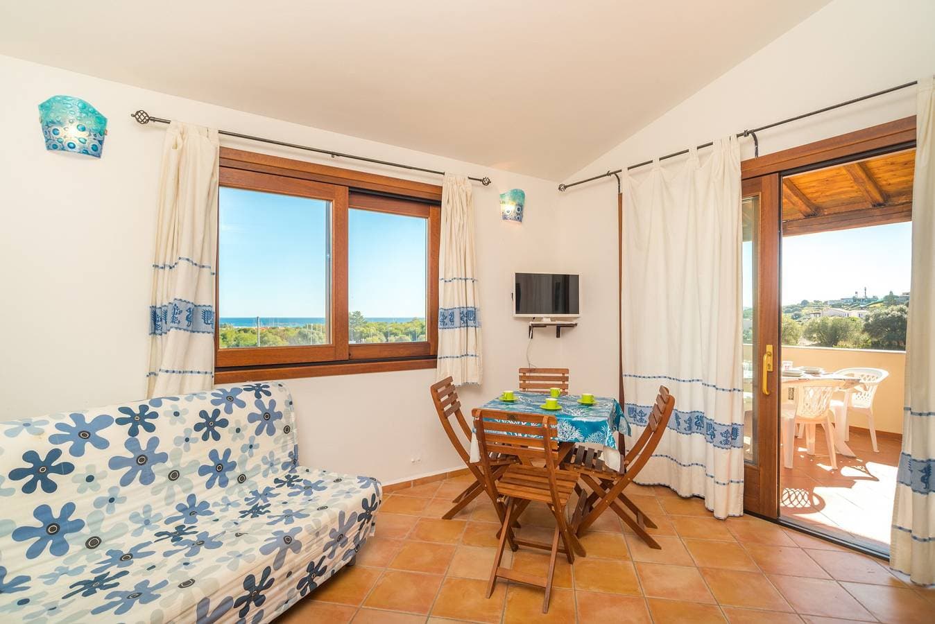 Foto 6 von 25: Ferienwohnung in der Nähe dem Strand mit Balkon, Meerblick und Klimaanlage