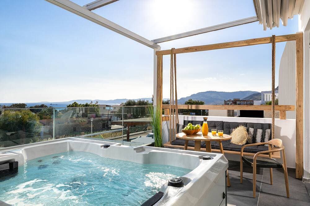 Foto 13 von 14: Pefkos Allure Luxus-Suiten mit Außen-Whirlpool
