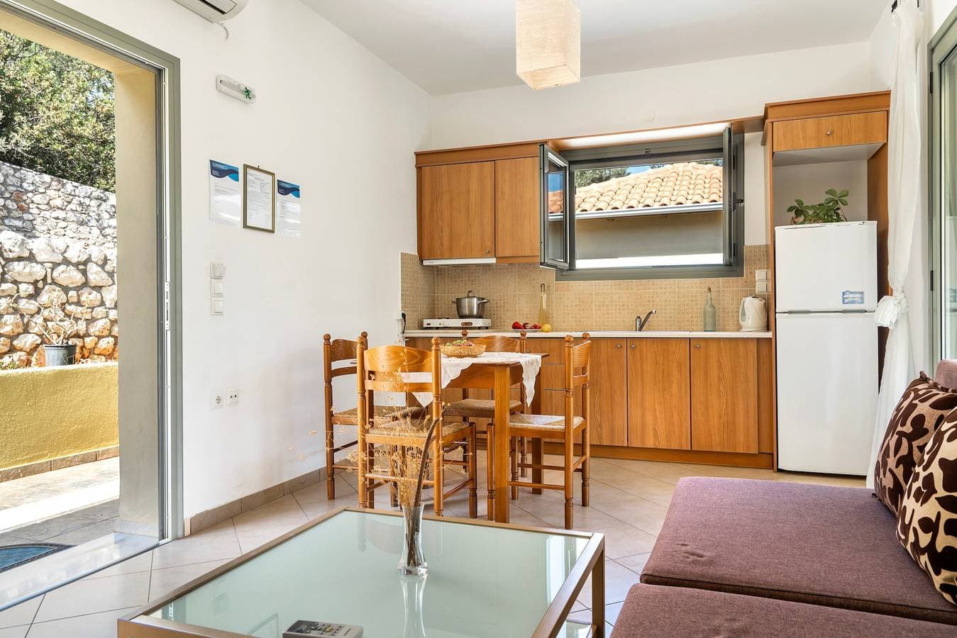 Foto 3 von 24: Ferienwohnung "Alkionides Apartment 3" mit Blick auf den Pinienwald