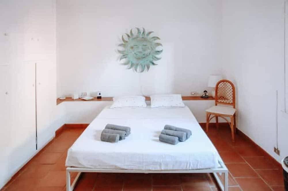 Foto 4 von 30: House of Gio. Near Chia under the Santa Margherita pine forest 100 m from the sea.