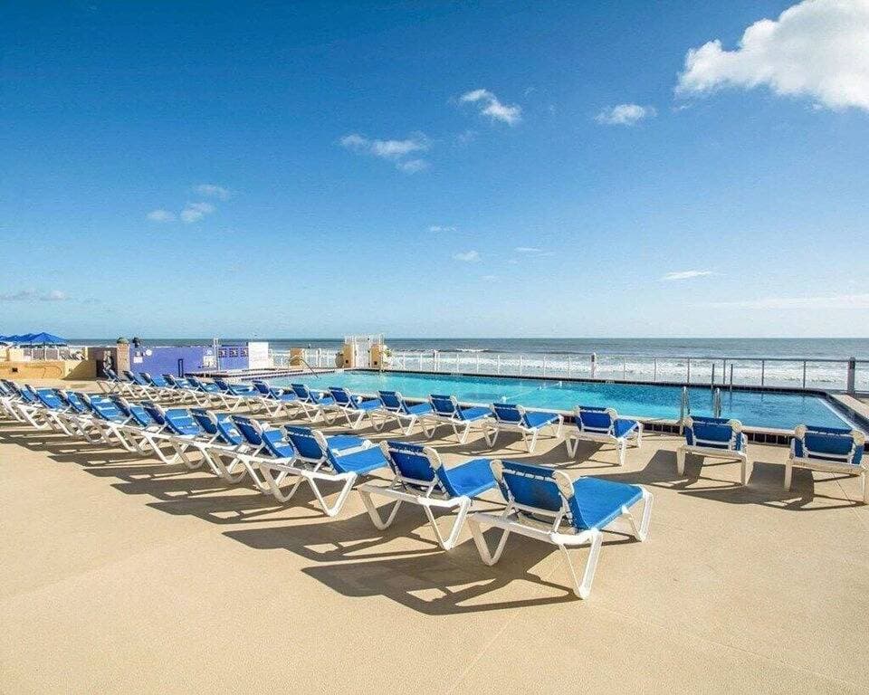 Foto 7 von 10: Ormond Beach | Romantic Beach Retreat | Pool + Beach