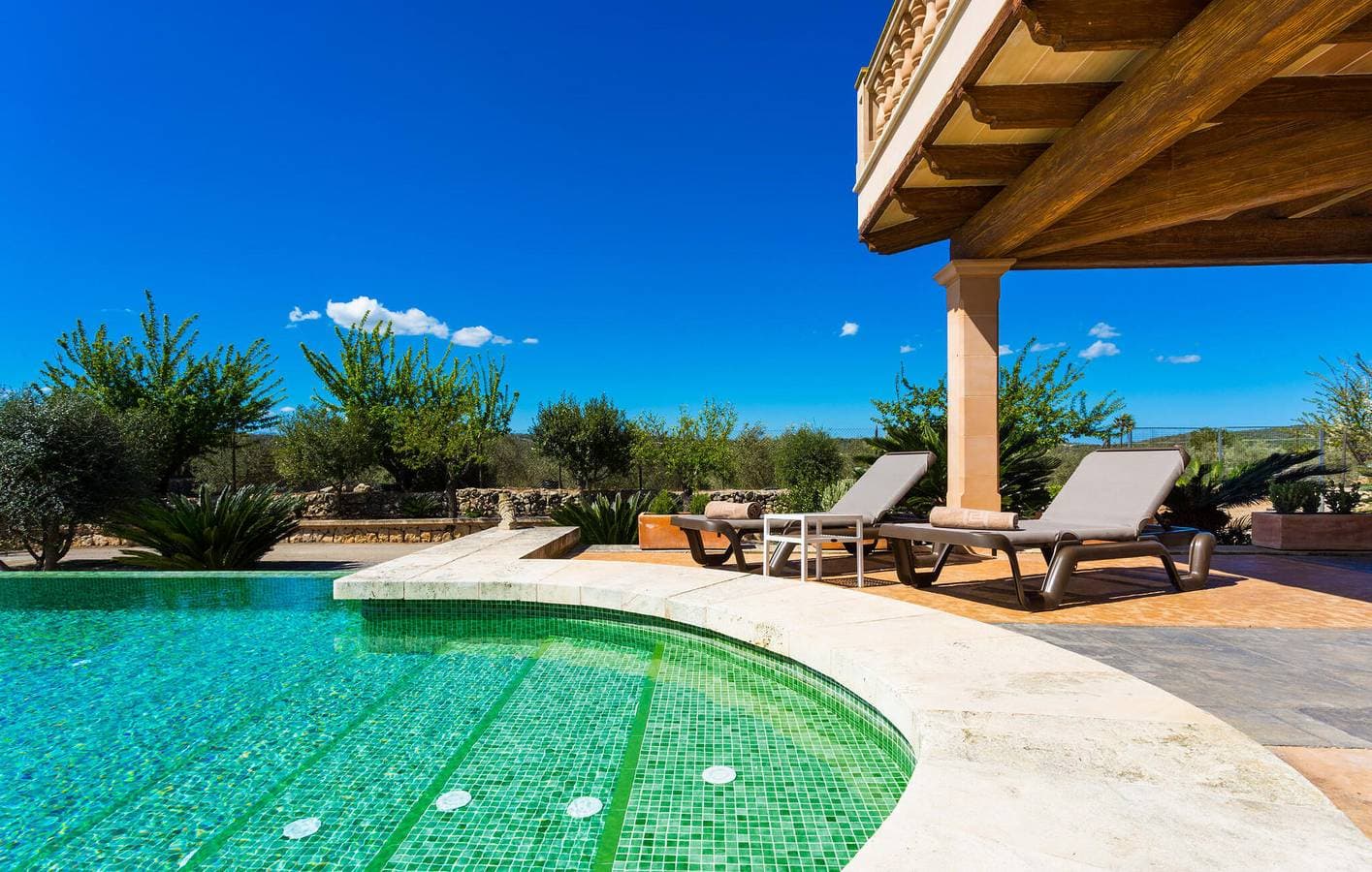 Foto 12 von 40: Sonniger Rückzugsort mit Terrasse, Pool und Küche