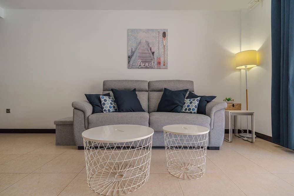 Foto 11 von 30: Neu !!! Luxuswohnung, 32 m2 Sonnenterrasse, Blick auf den Pool
