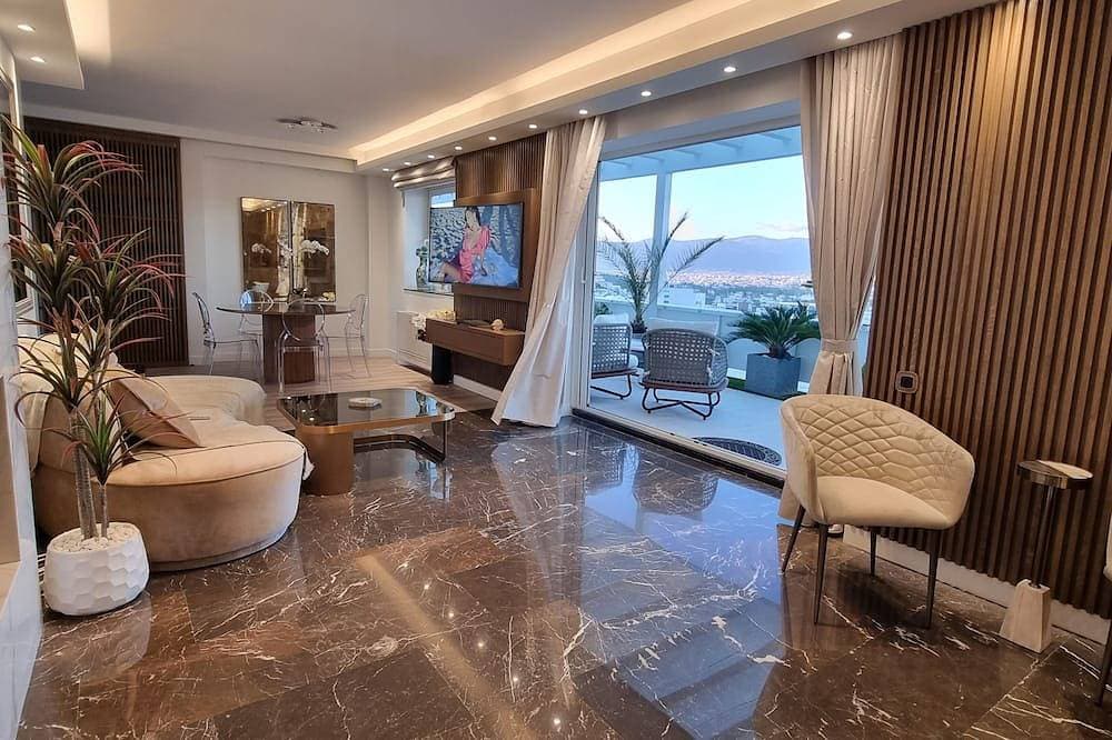 Foto 10 von 30: One 360 Skyline Athens - Penthouse Apartment with private Skyview Jacuzzi