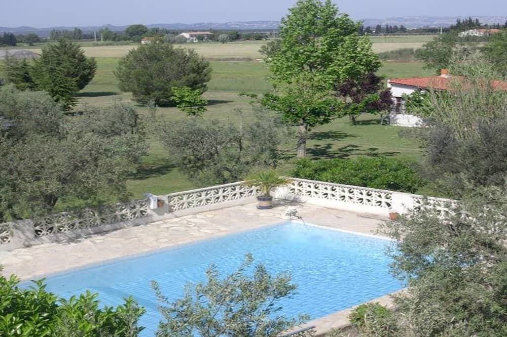 Ferienhaus auf parkähnlichem Privatanwesen mit Pool bei Arles in der Provence 1