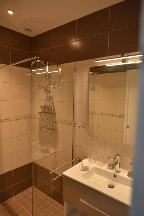 Foto 2 von 8: Double Room with Private Bathroom