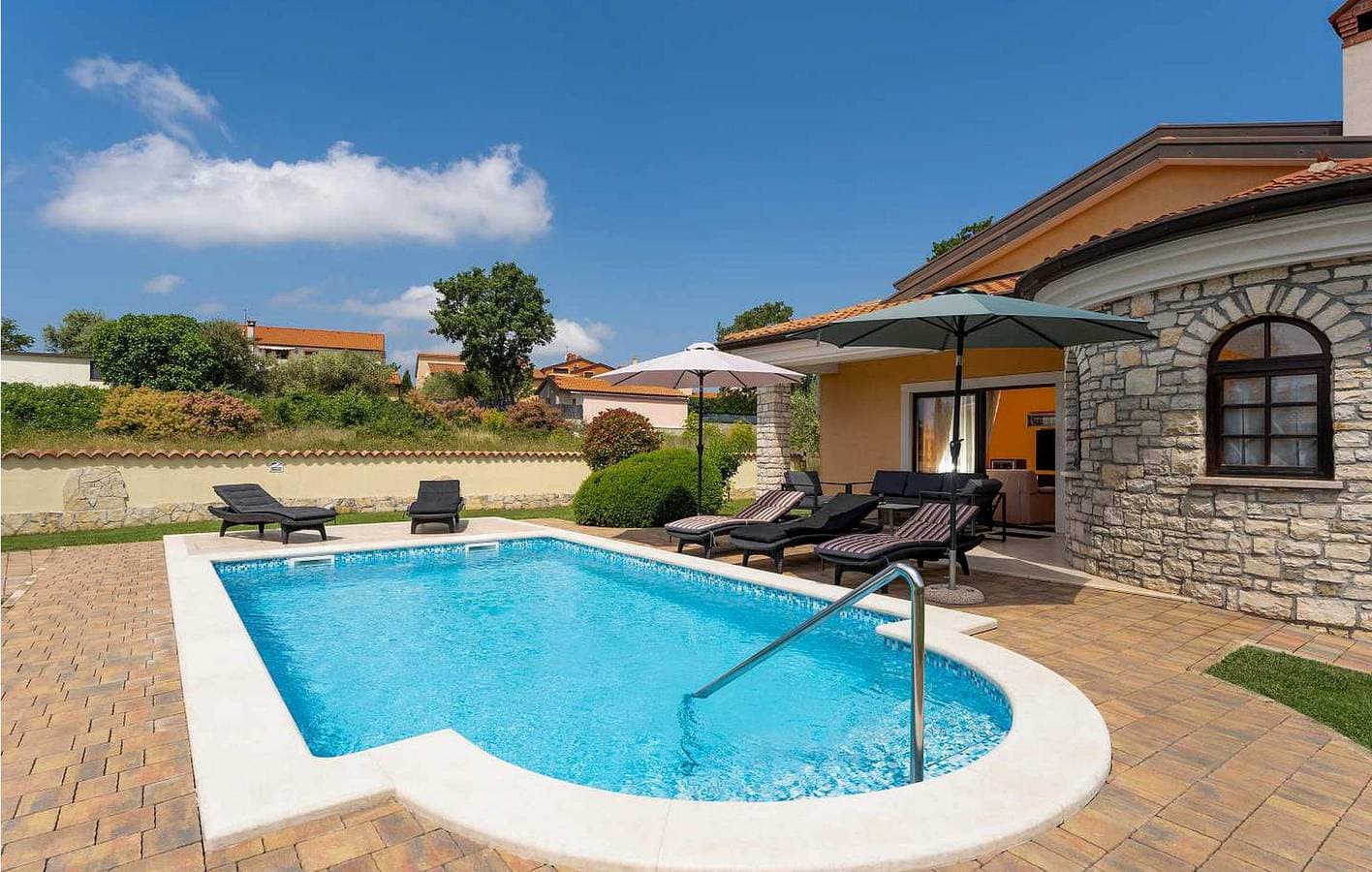 Foto 4 von 49: Stilvolle 1-Zimmer-Wohnung mit Pool und Terrasse, 1,5 km vom Stadtzentrum entfernt