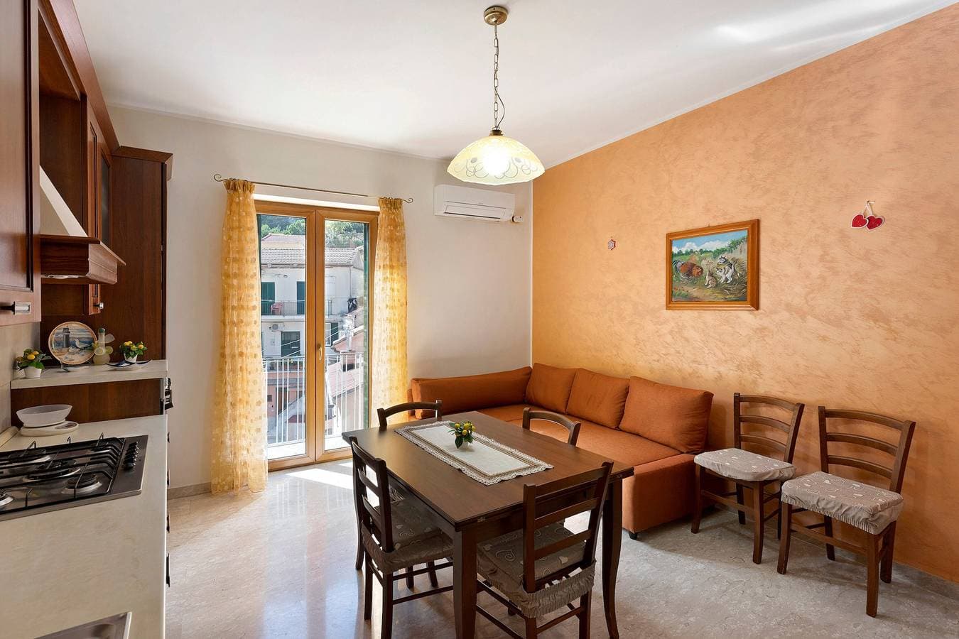 Foto 3 von 20: Apartment 'Ce Tour - La Casa del Limone di Nonni' mit Bergblick, WLAN und Klimaanlage