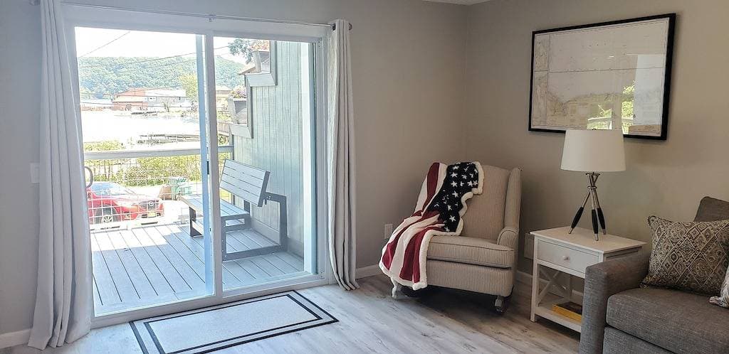 Relaxing waterfront cottage on Irondequoit Bay 1