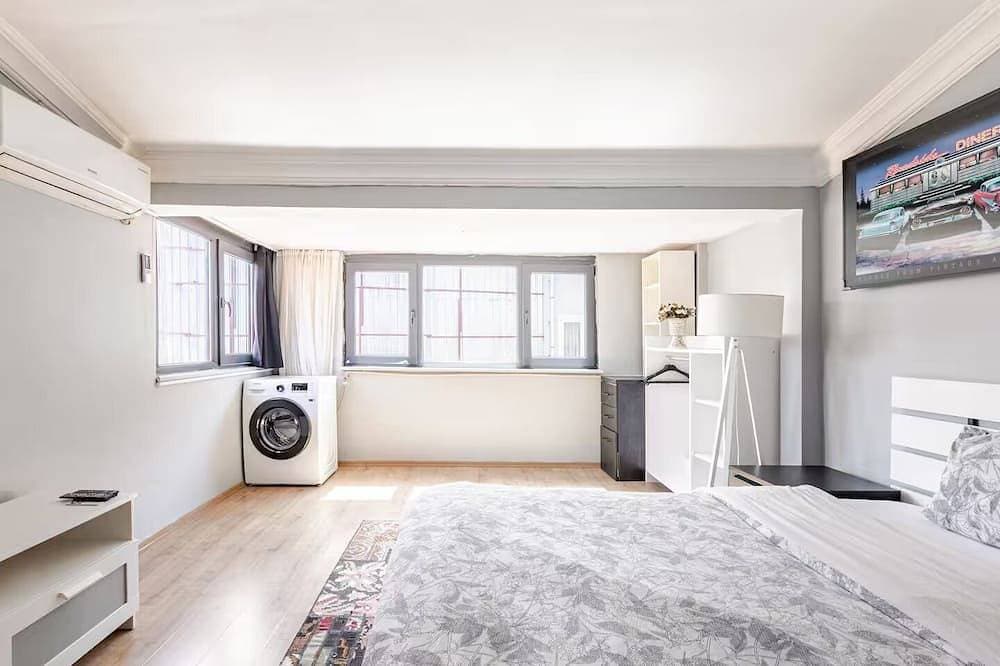 Foto 5 von 21: Cozy Duplex Apartment w/Elevator&Patio Near Metro