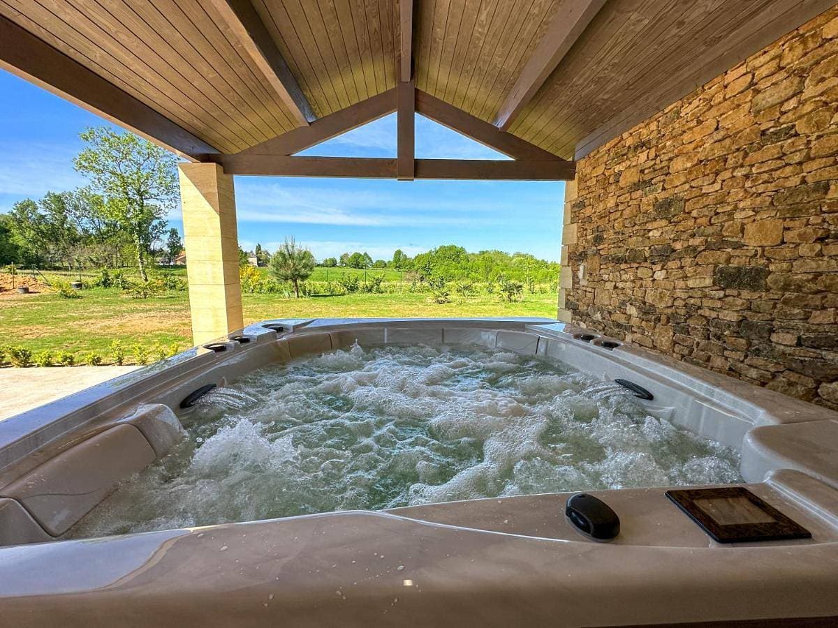 Villa Sarlat ,piscine/jacuzzi 1