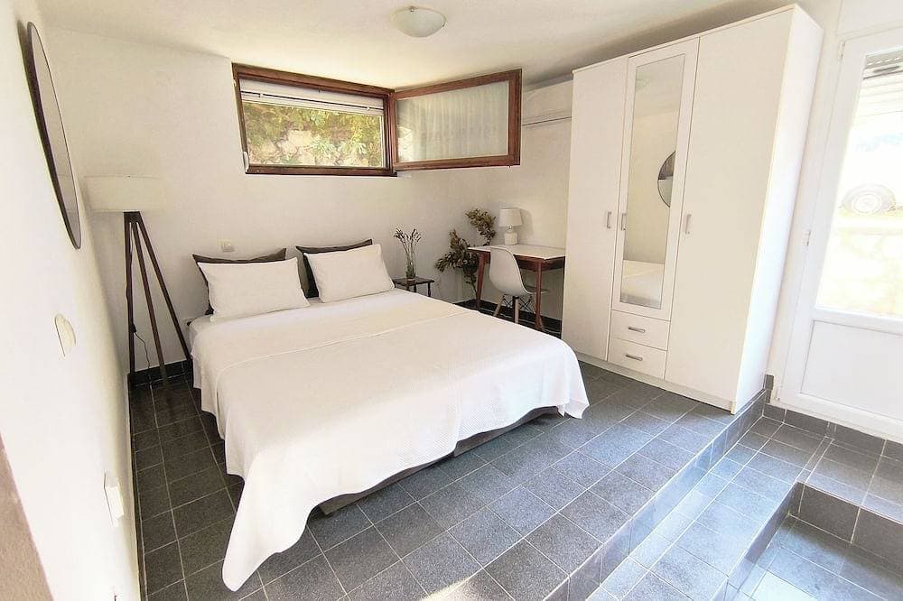 Quiet Garden Studio w/ Private Entrance & Parking 1