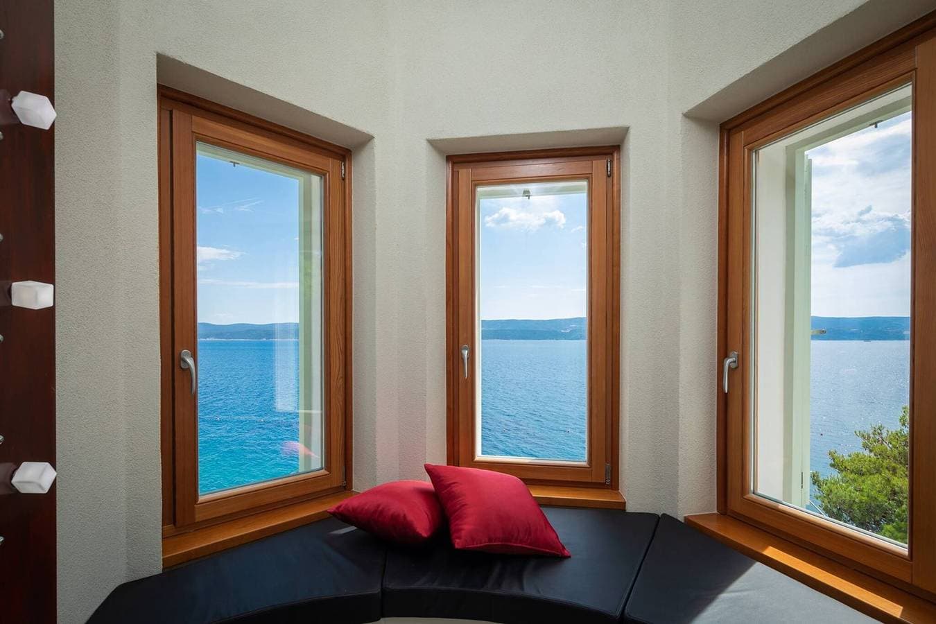 Foto 4 von 73: Luxury Beachfront Villa Sea Palace Omis with Pool