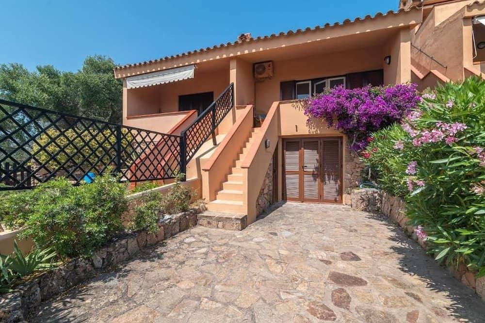Holiday home apartment with a garden and a terrace overlooking the sea 1