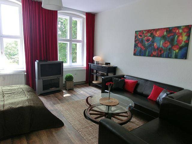 Foto 2 von 6: Ferienwohnung KiezFlair - Ferienwohnung 51 qm, Wohn-/Schlafzimmer, Schlafzimmer, max. 4 Personen