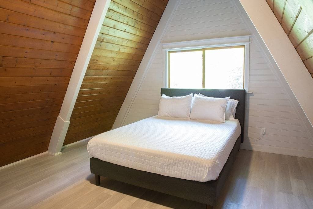 Foto 12 von 40: A-Frame Arbor One Block From The Beach-Four Beds and Four Bathrooms!