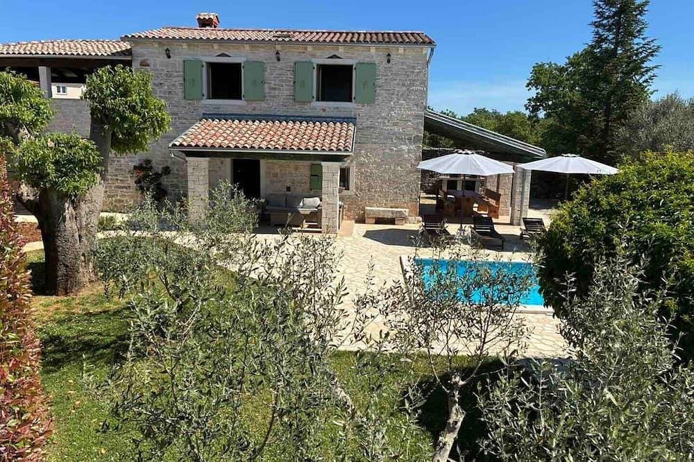 Villa Ambrogino in Brecevici 1