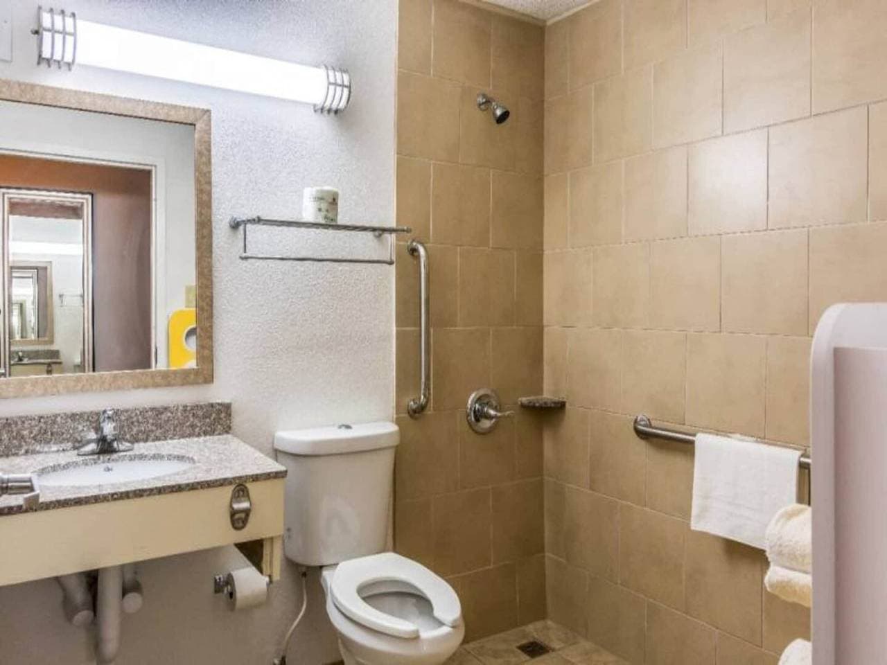 Foto 3 von 27: 2 Queensize-Betten | Nichtraucherzimmer, Mikrowellenkühlschrank