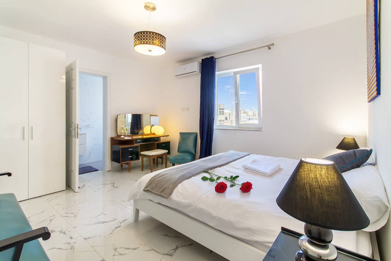 Foto 12 von 26: A Sunny Penthouse Modern 2 bdr - Sliema