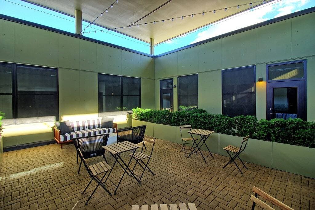 Foto 10 von 18: Chic Ultramodern Studio Loft w/ Designer Features