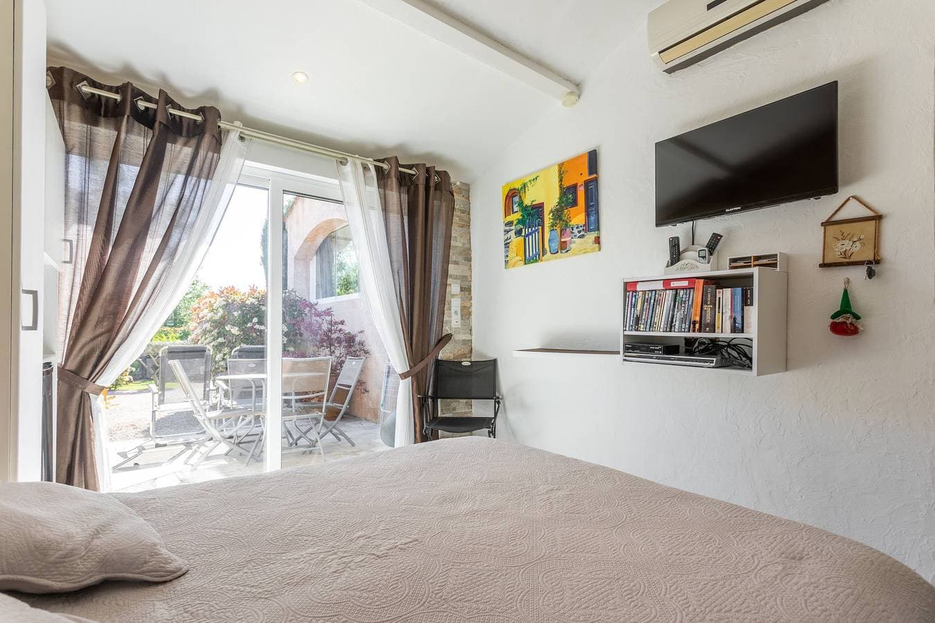 Foto 8 von 32: Gästezimmer „Chrisama“ mit Gemeinschaftspool, WLAN und Klimaanlage