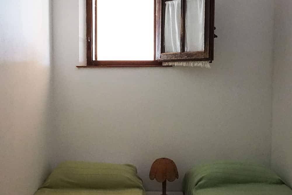 Foto 4 von 12: Sea view house 2 minutes walk from the main beach