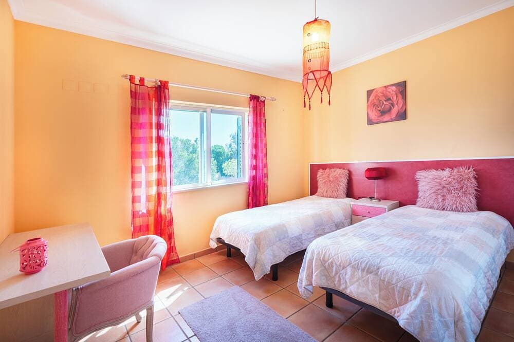 Foto 6 von 25: \"Orange Tree Villa Alvor - South - Facing Family Villa with Private Poll\"