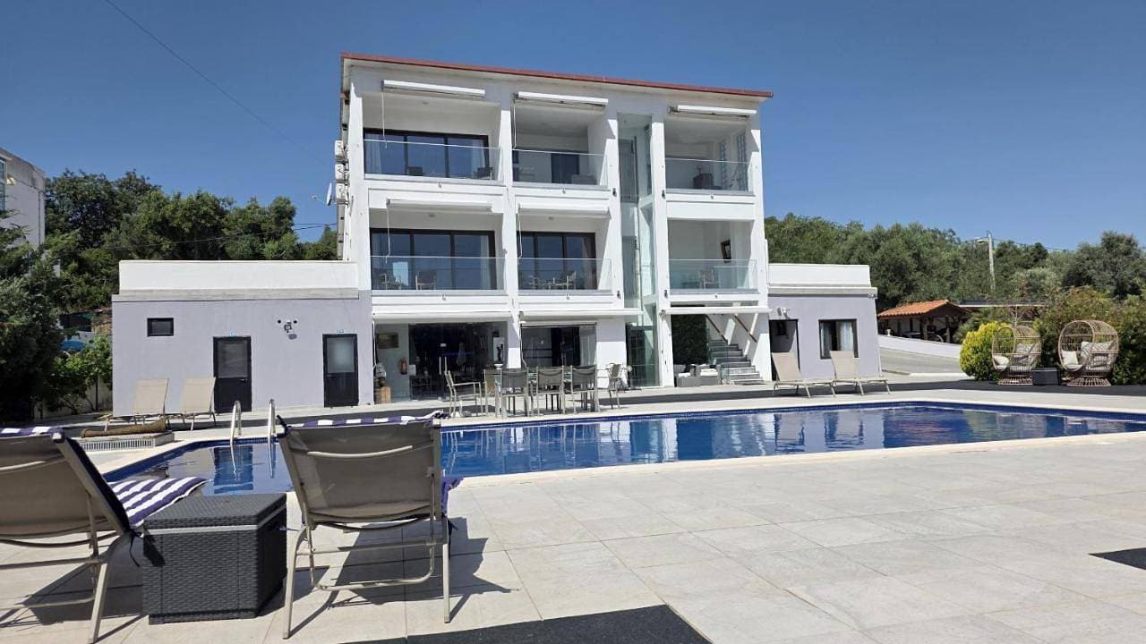 Foto 4 von 59: Eight-Bedroom House