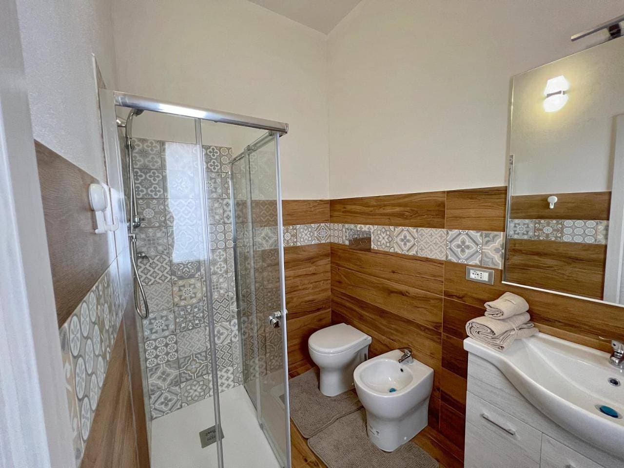 Foto 6 von 9: Twin Room with Private Bathroom