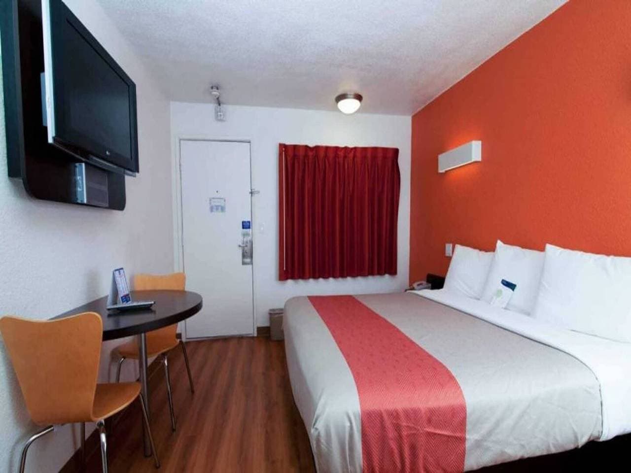Foto 2 von 15: 1 Kingsize-Bett | Mobilitätshilfe | Badewanne, Nsmk
