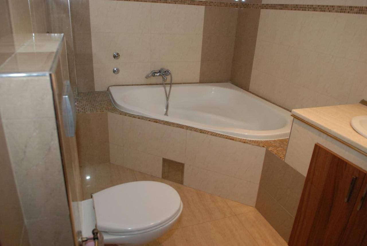 Foto 11 von 12: Basic Triple Room with Shared Bathroom