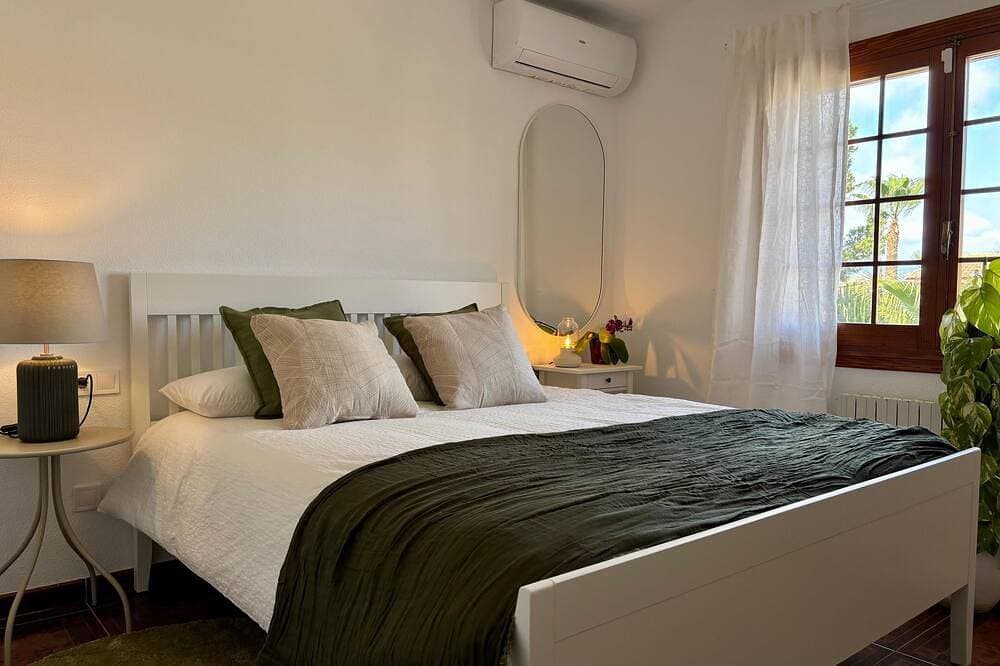 Foto 2 von 30: Charming Mediterranean Villa with Private Pool, A/C & BBQ Garden