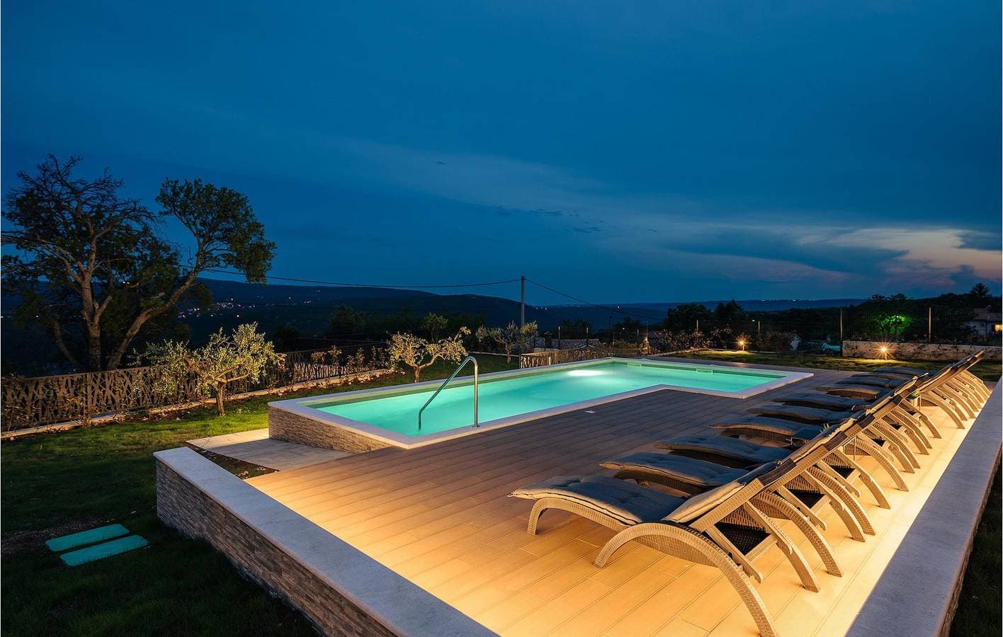 Foto 13 von 54: Gemütliche Ferienwohnung mit beheiztem Pool, Terrasse und WLAN in der Nähe des Stadtzentrums von Raša