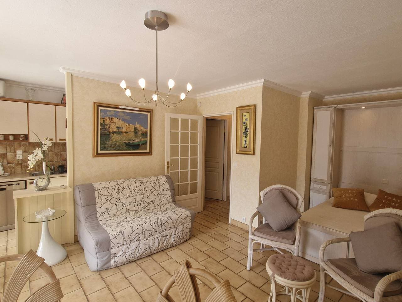 Foto 11 von 16: Studio mit Schlafbereich, Meerblick, Pool und Parkplatz in Sainte-Maxime