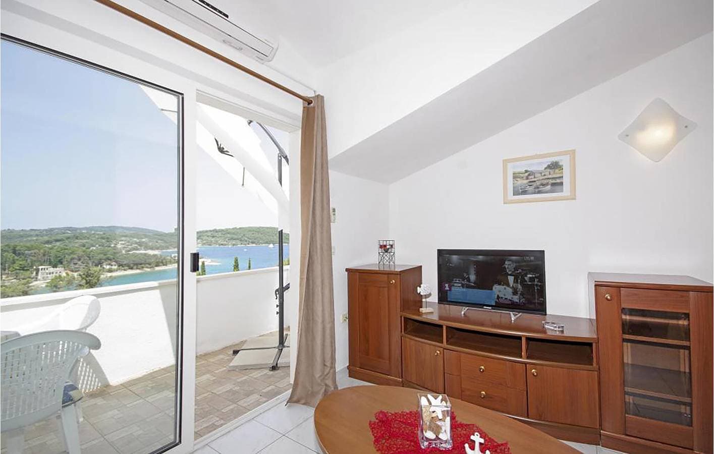 Foto 13 von 24: Apartment am Meer mit Terrasse, Parkplatz und Küche in Necujam