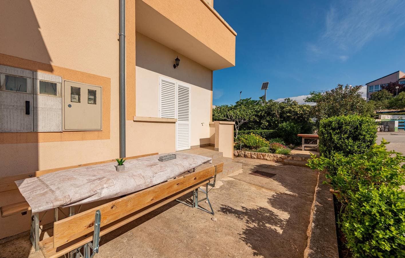 Foto 9 von 29: Urlaub am Meer: Gemütliche Ferienwohnung mit Terrasse und Parkplatz, 2,5 km von Novigradsko More entfernt