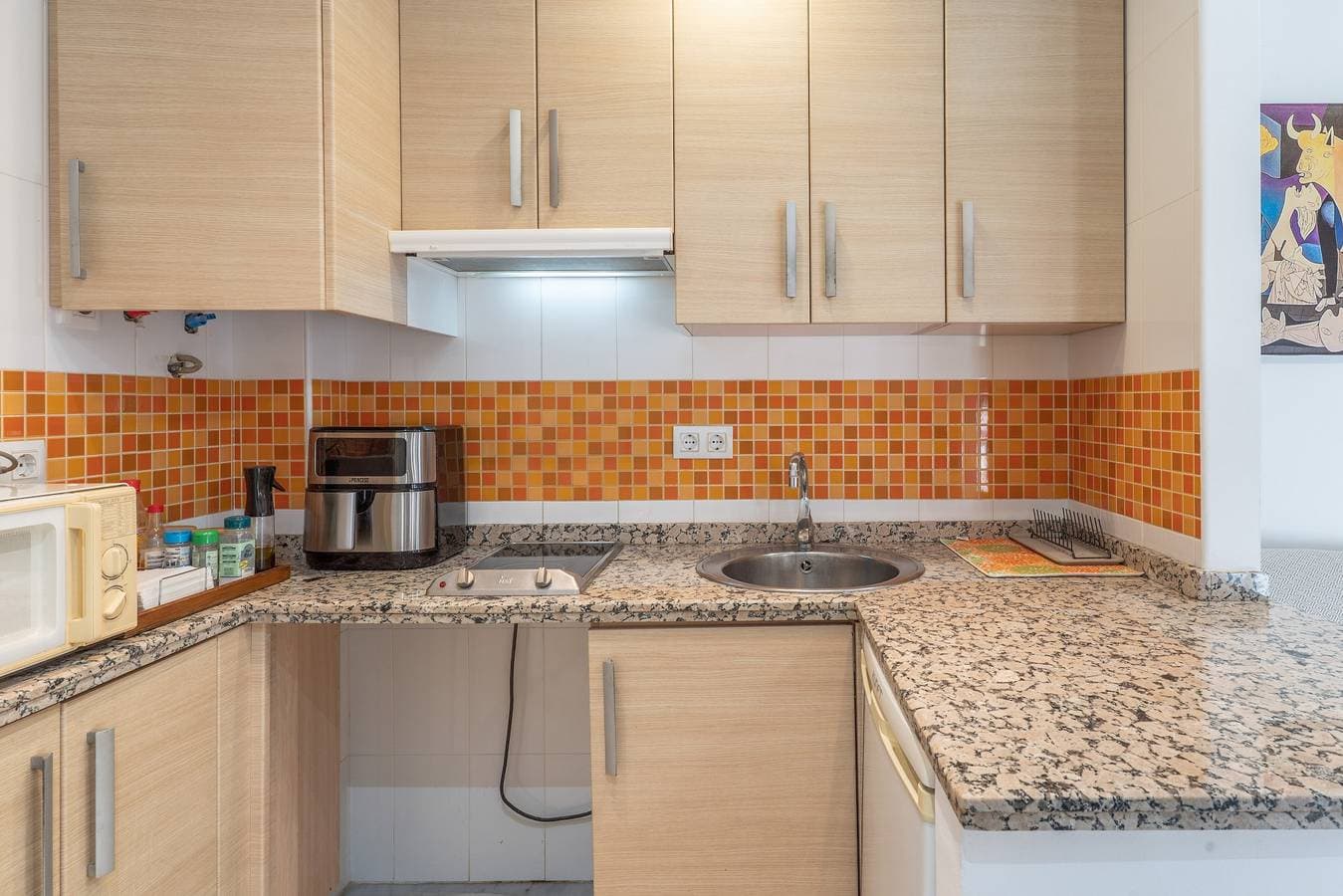 Foto 9 von 21: Apartment 'Ático Céntrico A 2min De La Playa' mit privater Terrasse, WLAN und Klimaanlage