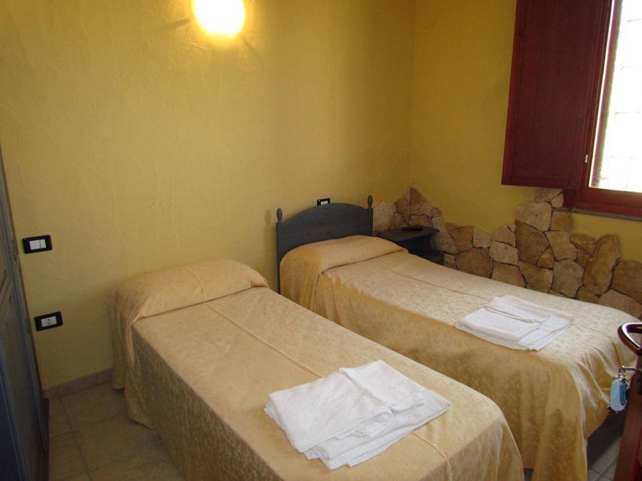 Foto 13 von 14: Twin Room with Private Bathroom