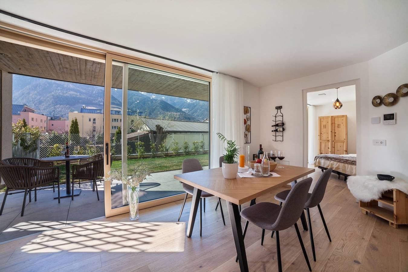 Foto 4 von 34: Adler Living Gartenwohnung mit Bergblick, privatem Garten und WLAN