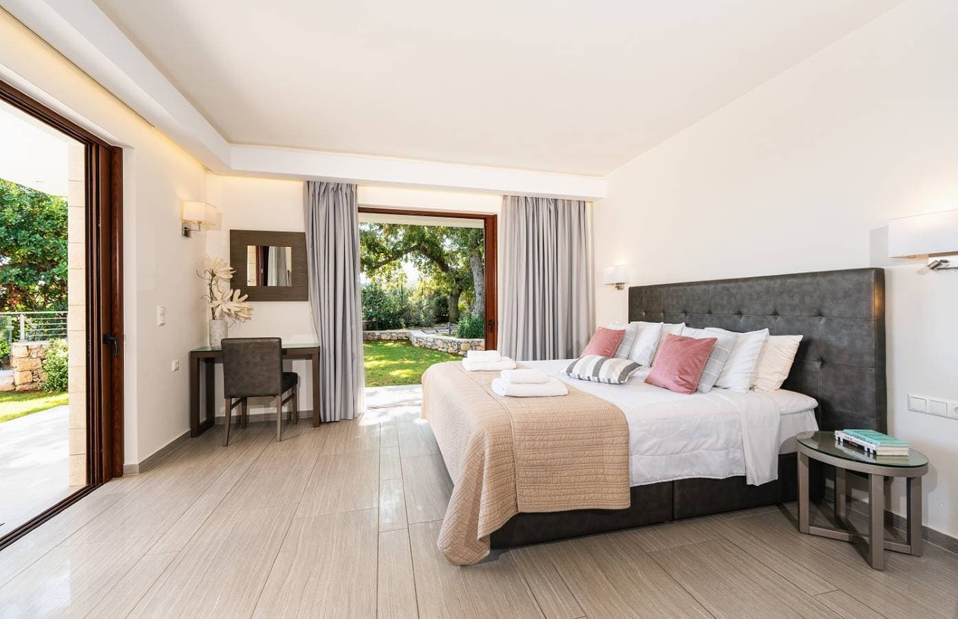 Foto 10 von 28: High-Spec Contemporary Villa with Garden, Jacuzzi and Walk-to-Tavernas Location