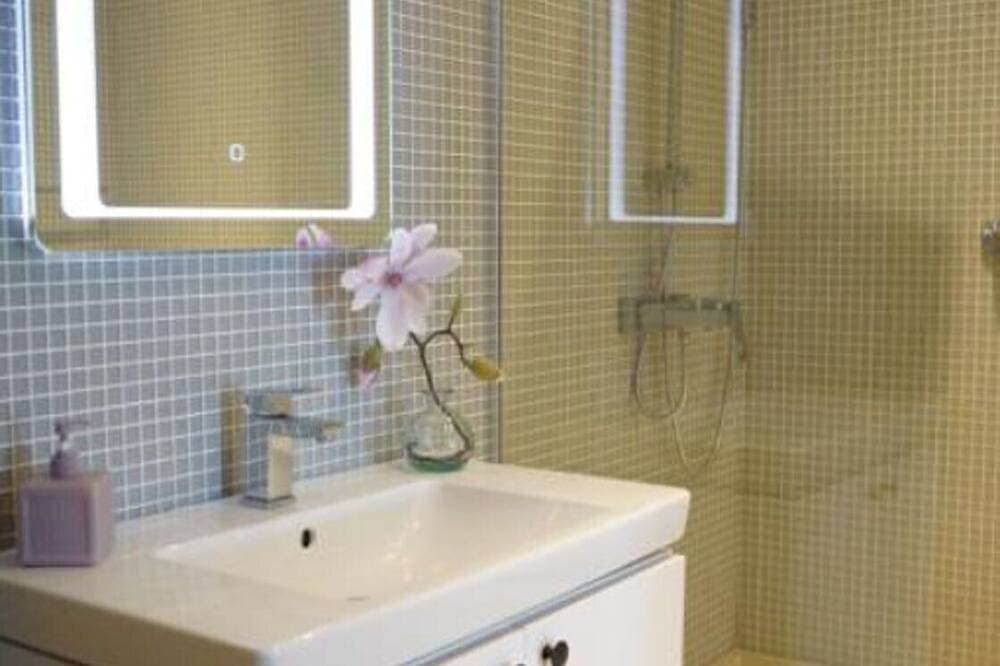 Foto 8 von 19: Modern, Bright Beachfront Flat in Rafailovici