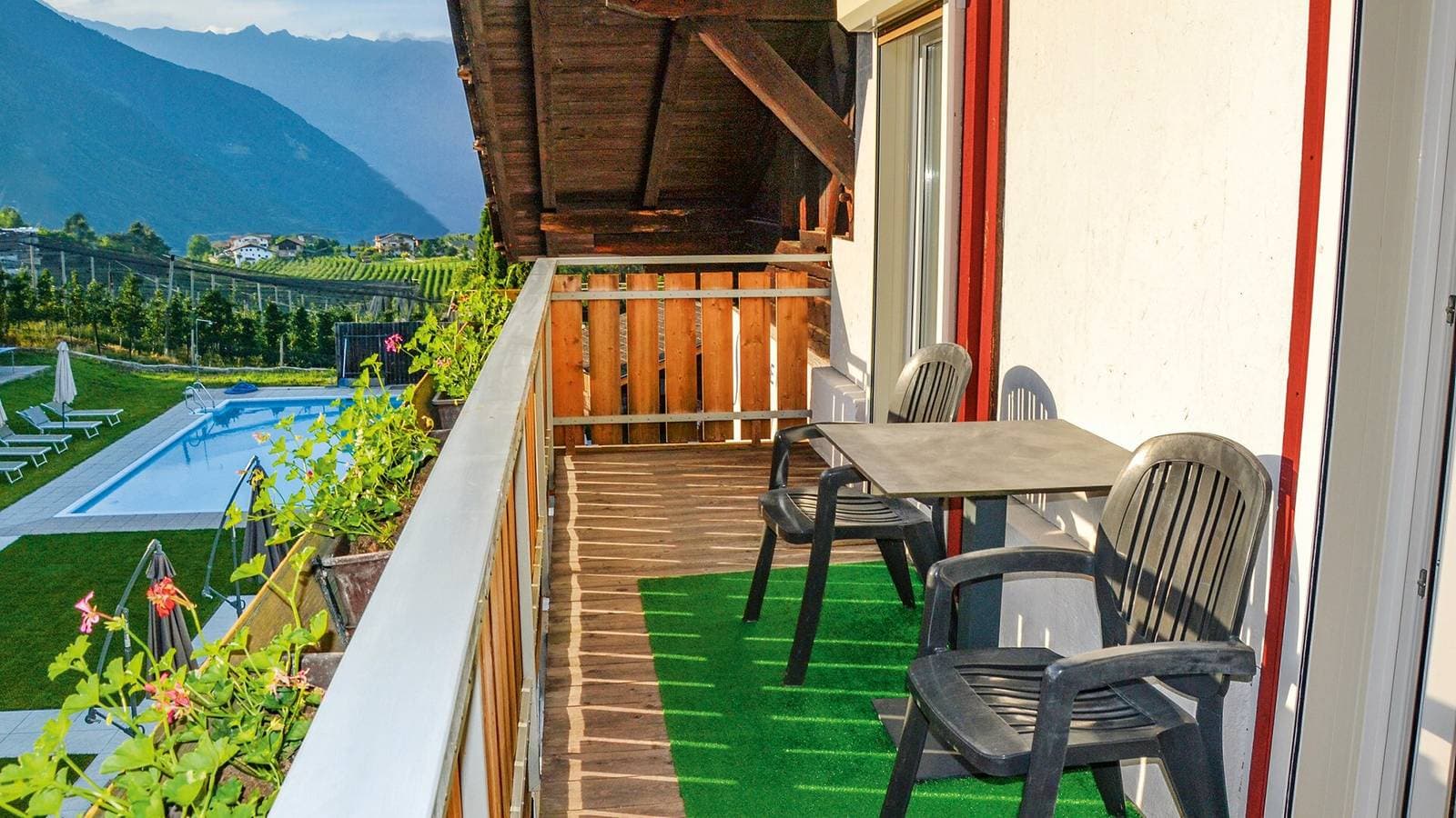 Foto 3 von 27: Ferienwohnung 'Residenz Sonnegg 5' mit Bergblick, Gemeinschaftspool und WLAN